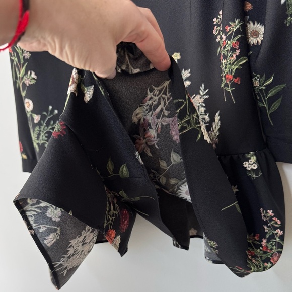 Zara Navy Floral Romper โ Size M โ Flowy, Chic & Comfy โ Perfect Condition - Picture 3 of 16